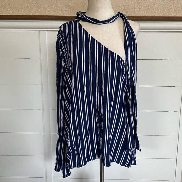Jack by BB Dakota Vertical Stripe‎ One Shoulder Choker Blouse - Picture 2 of 13